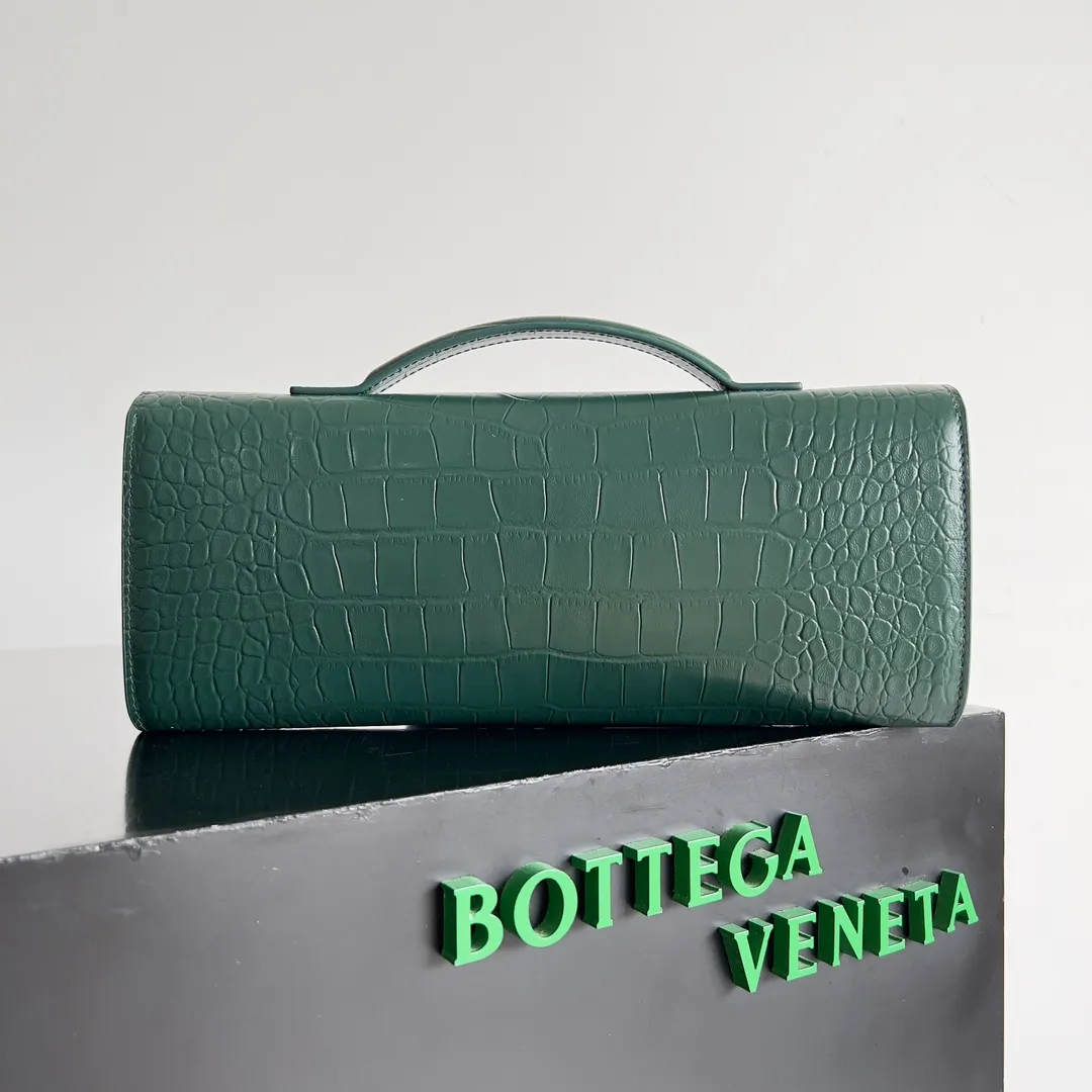 Batch 1420 Bottega Veneta Fall in love with Andiamo at first sight, new design, natural Nile rare leather crocodile pattern complex handbag, a model handbag for women, no need for color cover, no emotional camouflage, immersive depth and excitement, the classic element KNOT knot is inspired, modernist aesthetics and jewelry field craftsmanship reinterpret the knot element, bringing a clutch full of modern texture and elegant and quiet lady spirit. Style number: 741511 Size: 31*13*3cm